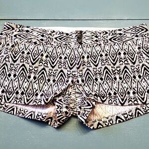AMERICAN EAGLE OUTFITTERS, shorts. NO SIZE TAG. BLACK AND WHITE GEOMETRIC.